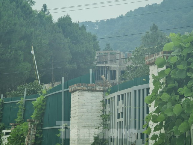 Một công trình san gạt đồi, nằm sâu trong khu vực đất rừng tại xã Minh Phú