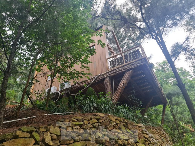 Lãnh đạo UBND huyện Sóc Sơn thừa nhận việc chậm trễ thực hiện kết luận thanh tra, do vướng mắc trong lập hồ sơ xử lý. Khi triển khai rà soát, hoàn thiện hồ sơ đối với từng thửa đất, nhiều người dân, nhất là những hộ dân mua bán, chuyển nhượng đất không hợp tác cung cấp giấy tờ đất đai. Trong khi hầu hết các xã không có sổ mục kê đất đai kèm theo bản đồ địa chính đo đạc năm 1993 nên việc xác định thời điểm sử dụng đất thiếu căn cứ.