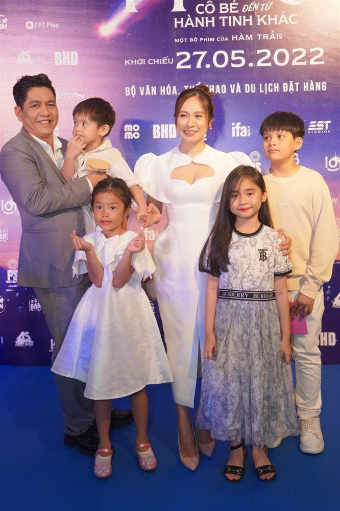 Nha Phuong mot minh giua loat gia dinh Vbiz hao hung khoe con-Hinh-7