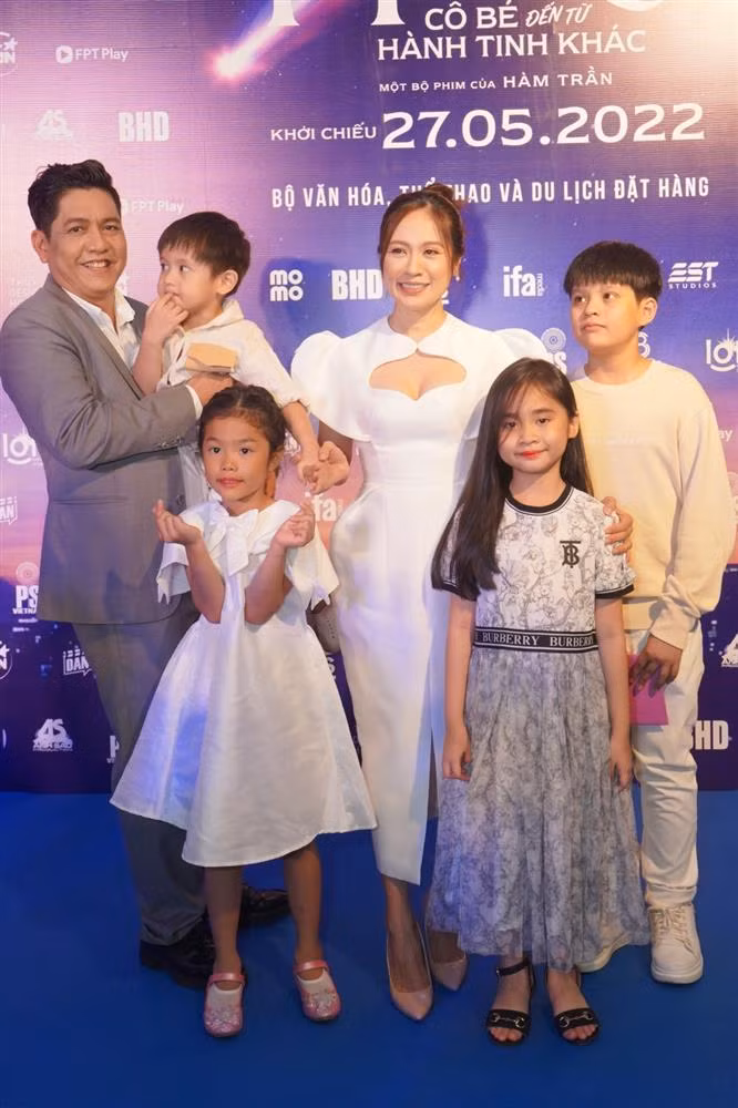 Nha Phuong mot minh giua loat gia dinh Vbiz hao hung khoe con-Hinh-7