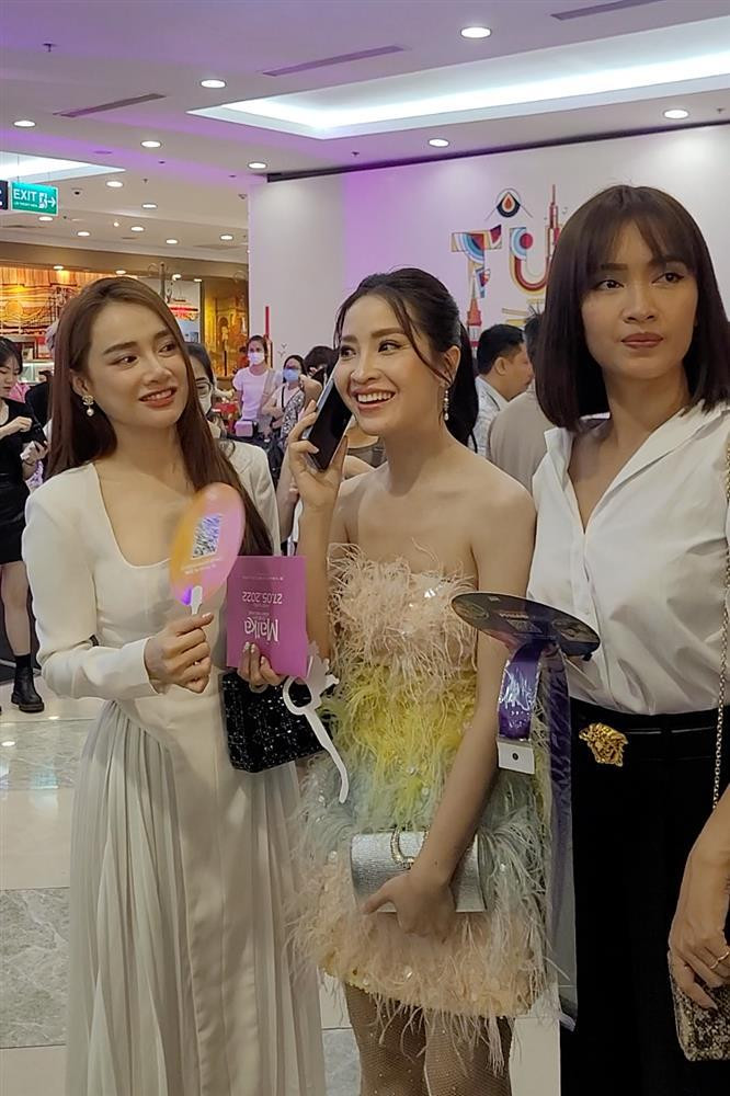 Nha Phuong mot minh giua loat gia dinh Vbiz hao hung khoe con-Hinh-2