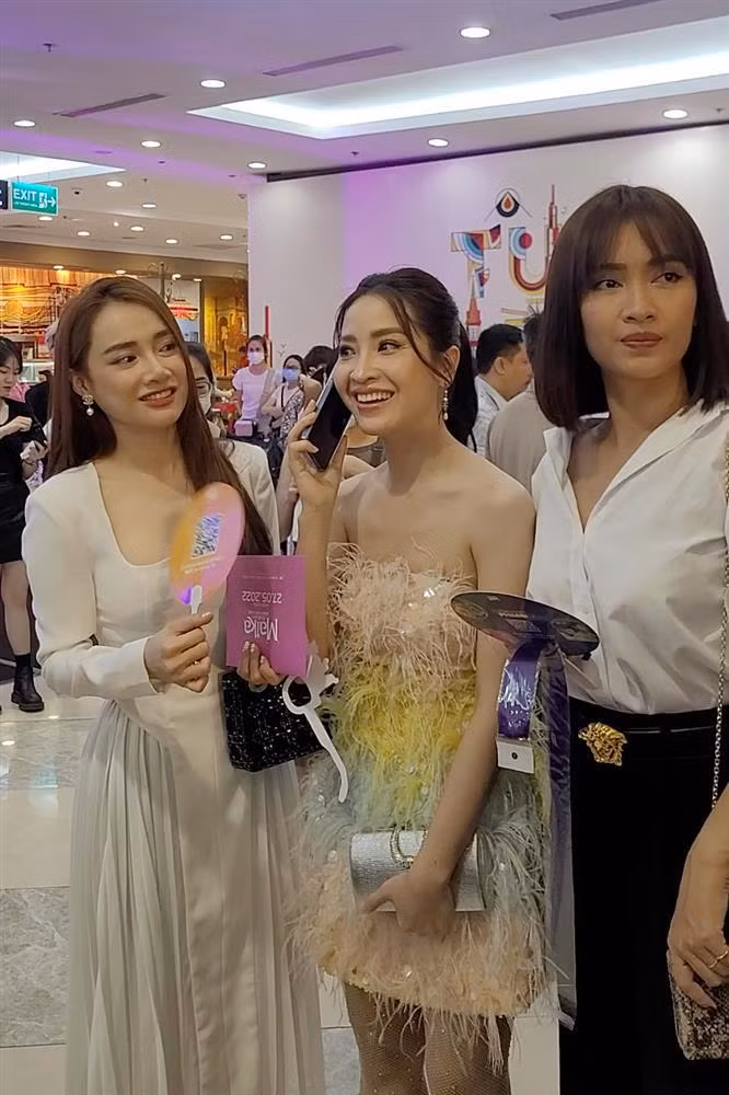 Nha Phuong mot minh giua loat gia dinh Vbiz hao hung khoe con-Hinh-2