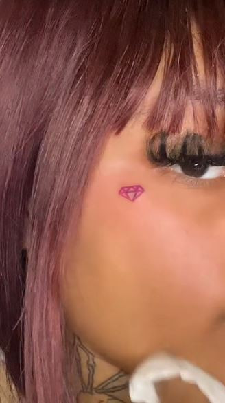 Video: Nu tho xam tu xam len mat minh va cai ket-Hinh-3