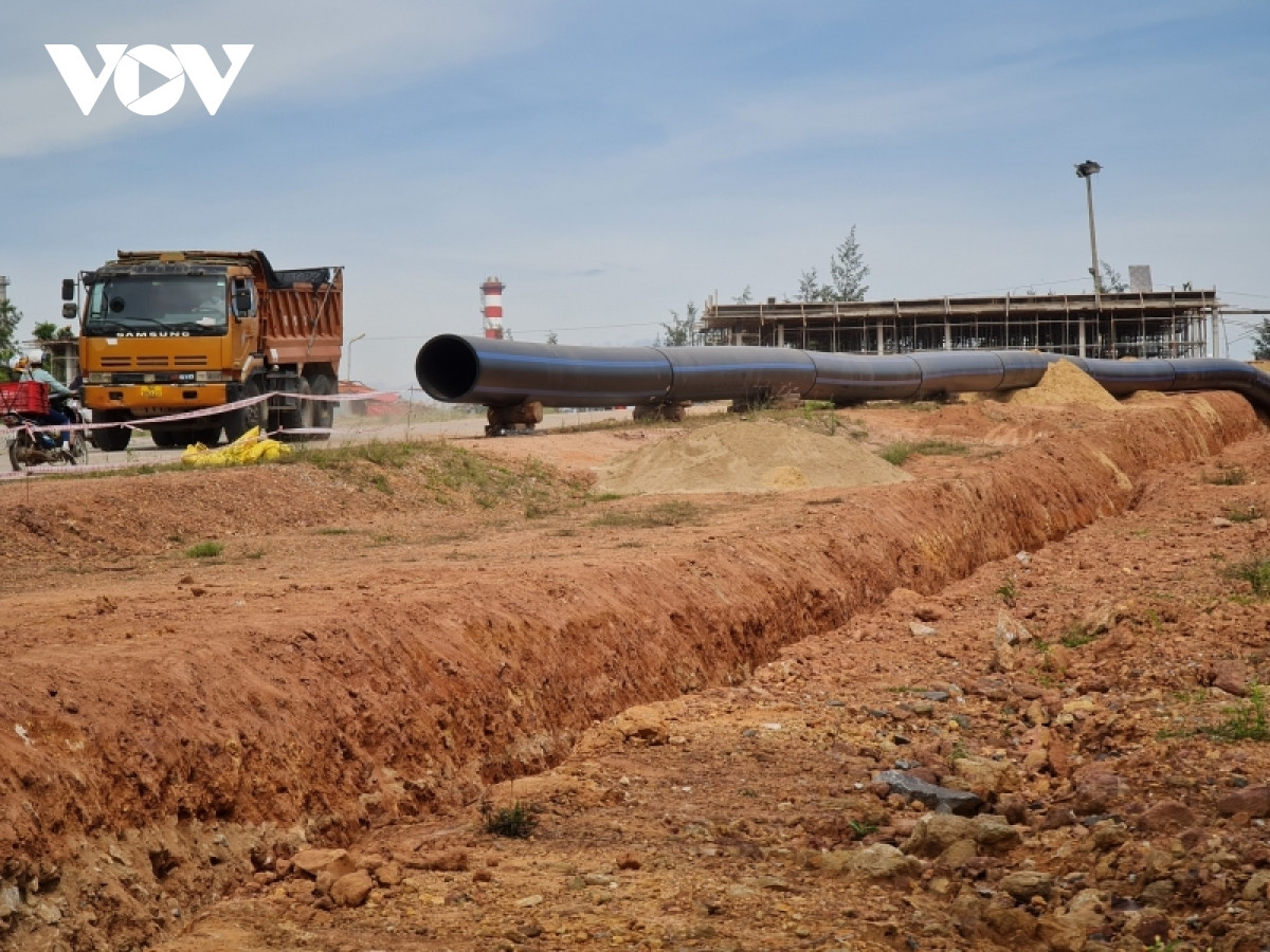 Vừa qua, chủ đầu tư Dự án cho xe đào múc, lắp đặt đường ống trên đường ĐH07 khi chưa được cấp phép.