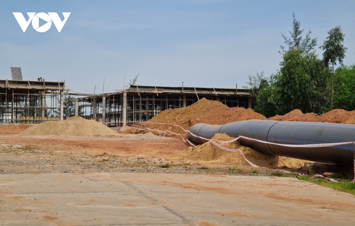 Hiện, việc thi công hệ thống đường ống từ nhà máy bột - giấy VNT19 đã tạm dừng.