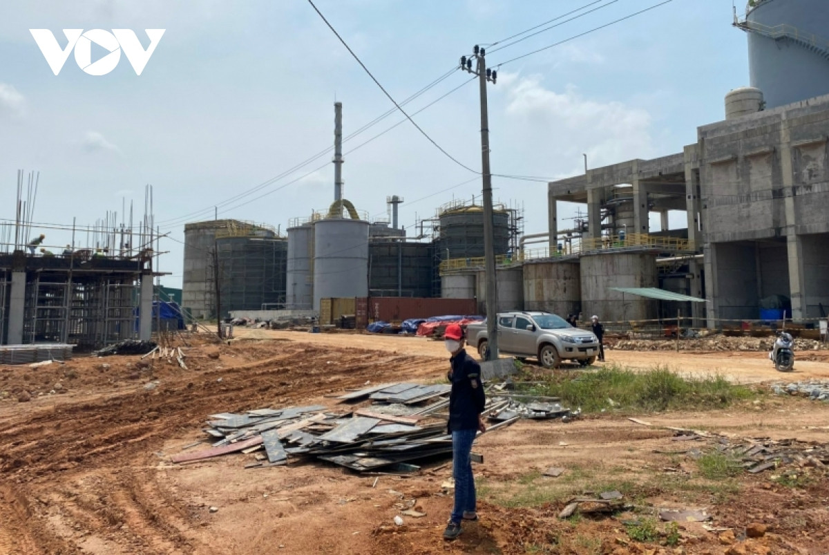 Tại hiện trường, hàng trăm mét đường bị đào khoét sâu, đặt những ống nhựa đường kính lớn. Việc thi công tuyến ống này ảnh hưởng đến giao thông và gây nhiều bức xúc trong dân.