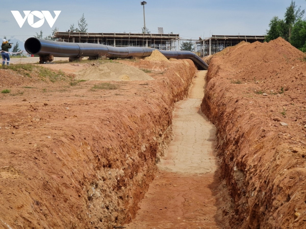 Nhiều rảnh sâu lắp đặt đường ống dọc tuyến ĐH07