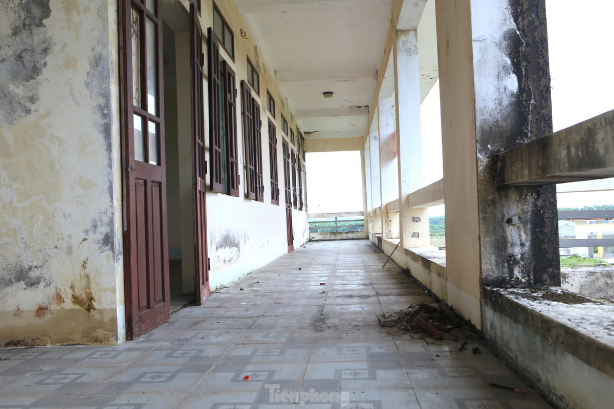 Tại dãy phòng học 2 tầng được xây dựng khang trang nhưng nay trở nên hoang phế, các phòng học trống trơ, một số phần cửa, điện đã bị hư hỏng.