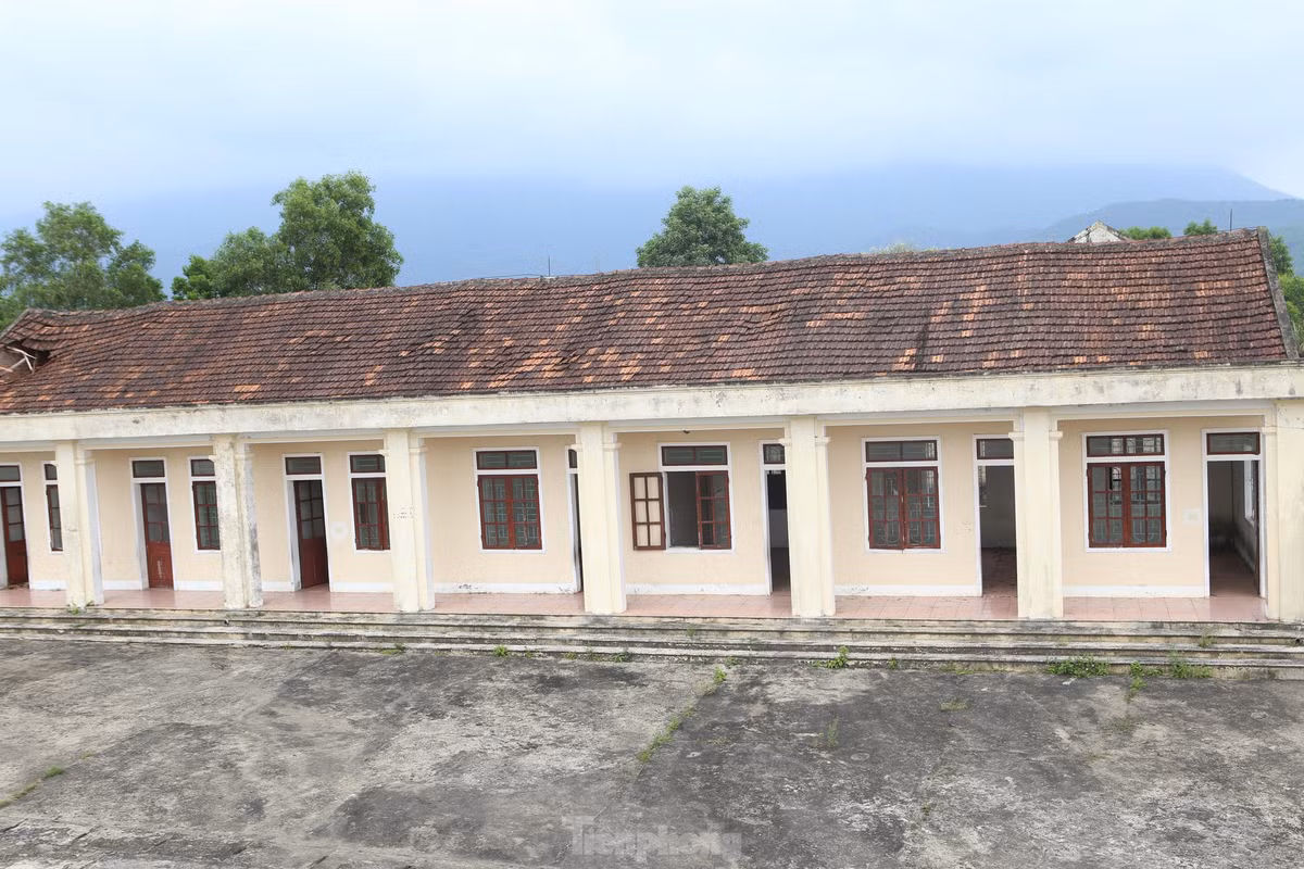 Khu nhà hiệu bộ chưa sử dụng và bỏ hoang 10 năm nay.