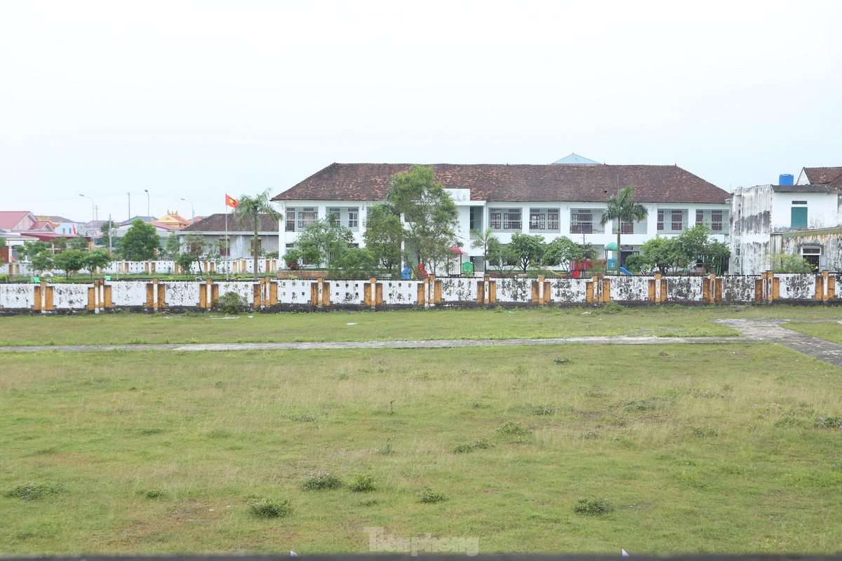 Thời điểm này Ban Quản lý Khu kinh tế tỉnh Hà Tĩnh làm chủ đầu tư chi hơn 33 tỷ để đầu tư xây dựng trụ sở UBND xã, trường học, trạm xá tại khu tái định cư Tân Phúc Thành. Sau một thời gian dài bỏ hoang, trụ sở UBND xã và trạm xá đã được đưa vào hoạt động.