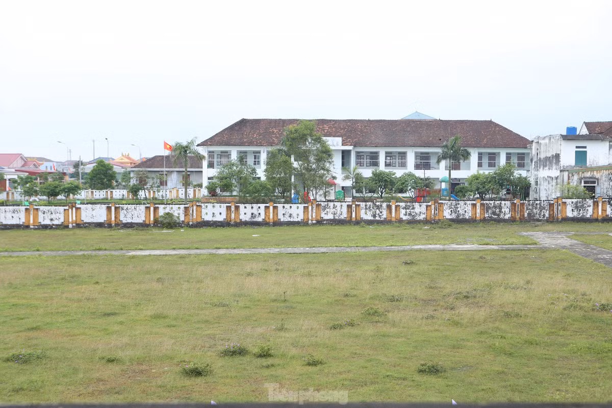 Thời điểm này Ban Quản lý Khu kinh tế tỉnh Hà Tĩnh làm chủ đầu tư chi hơn 33 tỷ để đầu tư xây dựng trụ sở UBND xã, trường học, trạm xá tại khu tái định cư Tân Phúc Thành. Sau một thời gian dài bỏ hoang, trụ sở UBND xã và trạm xá đã được đưa vào hoạt động.