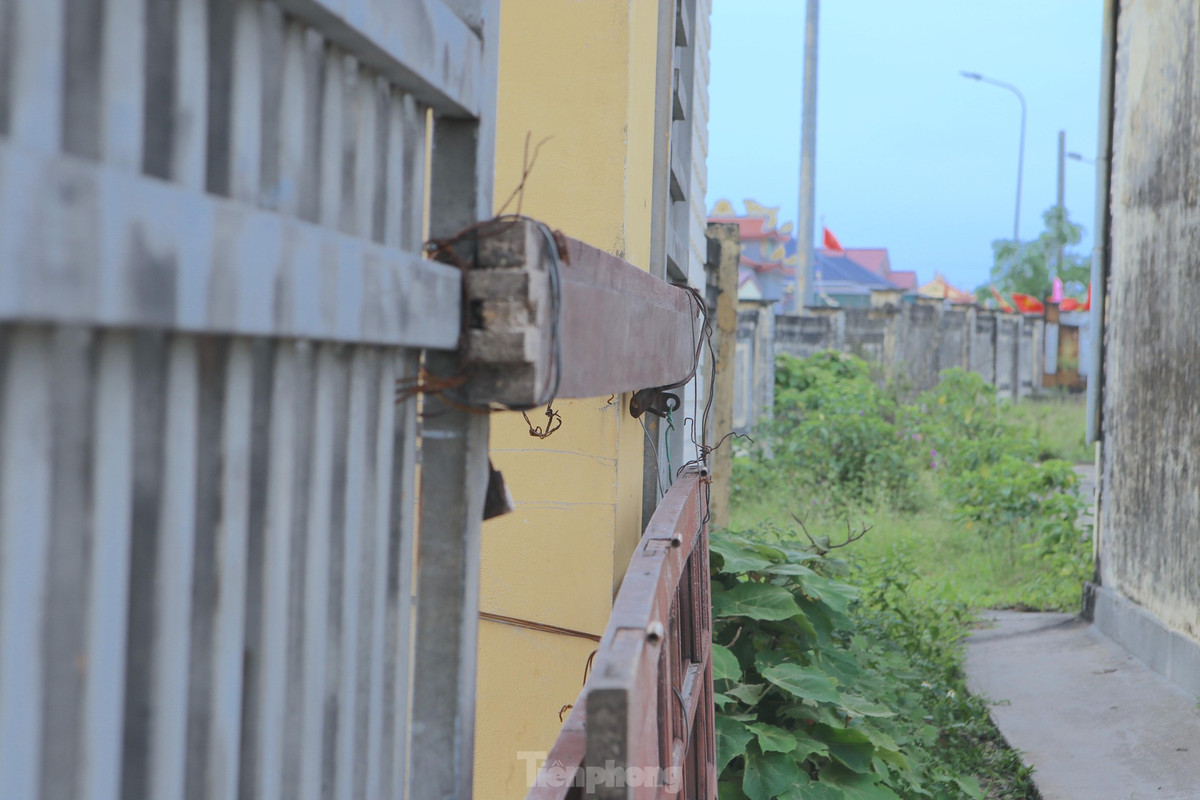 Ghi nhận tại ngôi trường từ ngoài cổng vào, được che chắn sơ sài bằng những tấm gỗ; toàn bộ khuôn viên hơn 2.000m2 cỏ mọc um tùm.