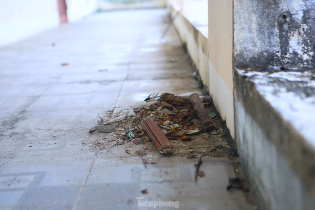 Một số hạng mục đã bị vỡ nát, người dân thu gom thành từng vị trí để dọn.