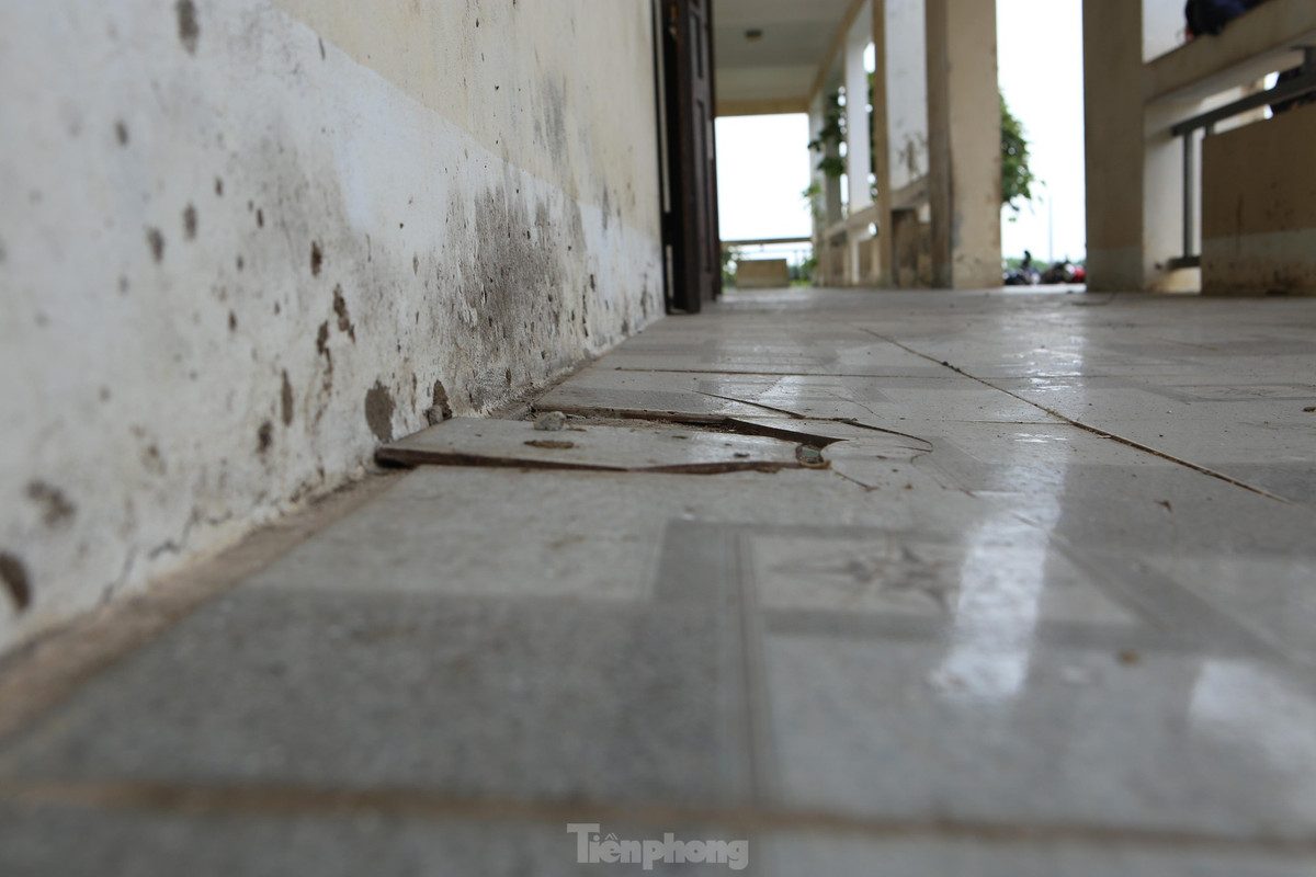 Dù chưa từng đón học sinh, nhưng do thời gian dài không sử dụng, các hạng mục bên trong như nền nhà, sơn tường, cửa… đã bị hư hỏng.