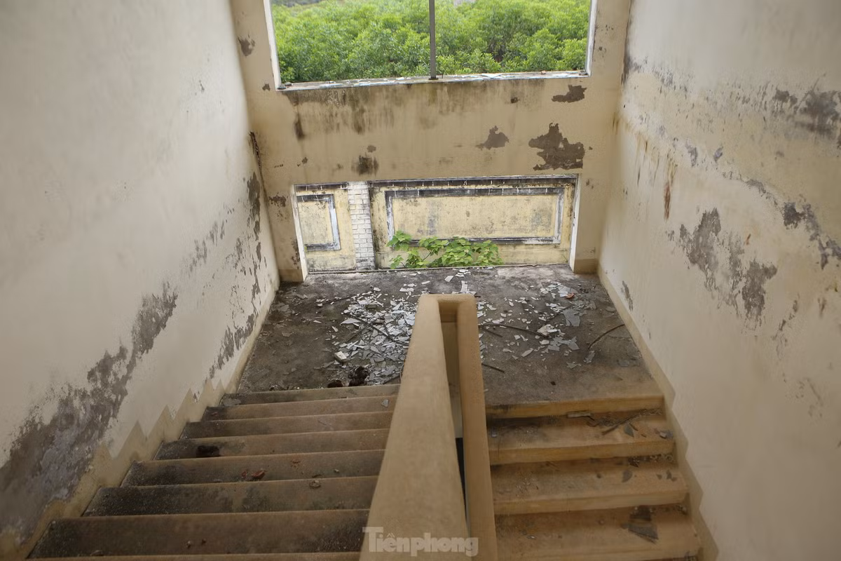 Hệ thống cửa kính toàn bộ bị vỡ nát.