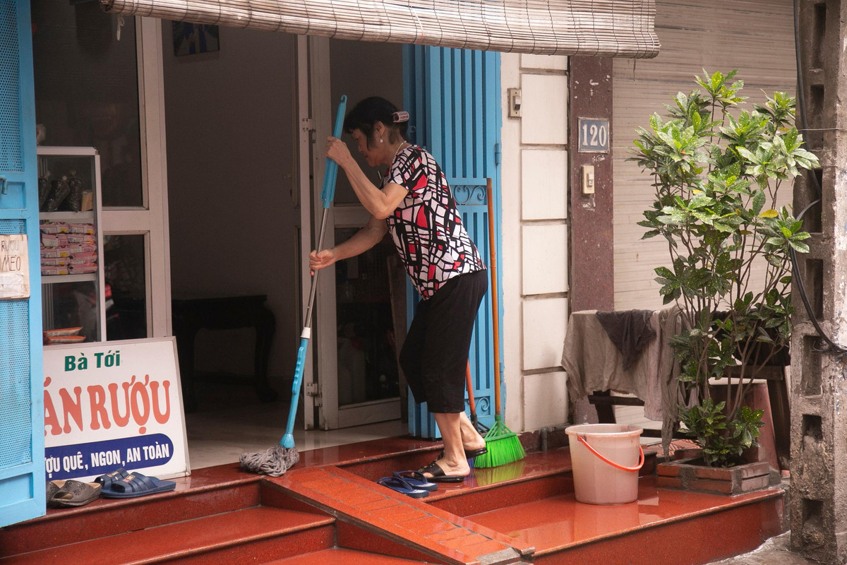 Từng bị ngập nhiều năm qua, gia đình cô Mai đã quen với việc đồ điện tử, gia dụng trong nhà như tivi, máy giặt, tủ lạnh… luôn được kê lên chỗ cao. Nhưng trận mưa lớn ập đến bất ngờ chiều qua nhiều 1 số đồ đạc khác vẫn cứ trôi lềnh bềnh trong nhà.