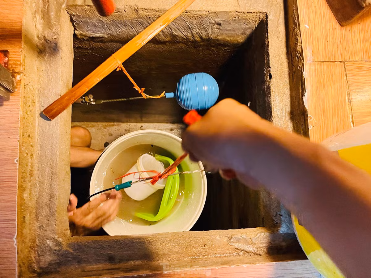 Sáng nay nhiều gia đình ở phố Hoa Bằng (quận Cầu Giấy) phải mất hàng giờ đồng hồ để dọn dẹp nhà cửa, thau bể ngầm, kê lại đồ sau khi ngôi nhà của họ bị nước "tấn công".