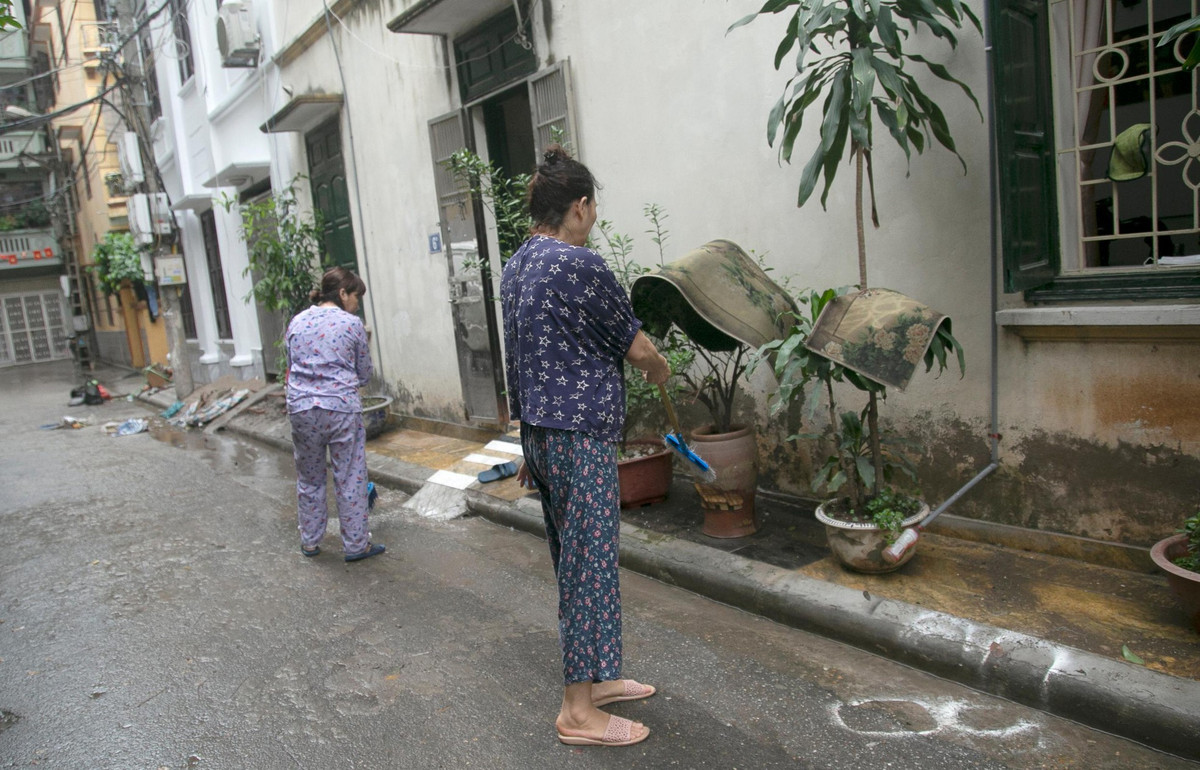 Sáng nay các nhà trong ngõ 72 lại bảo nhau cùng chung tay dọn dẹp lại ngõ phố cho sạch sẽ, gọn gàng hơn sau trận mưa kỷ lục chiều hôm qua.