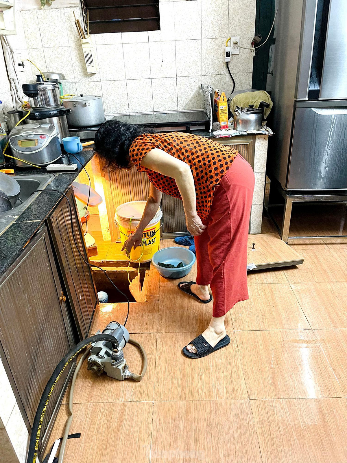 Cô Bình ở ngõ 72 phố Hoa Bằng chia sẻ: "Sau khi nước rút, cả nhà tôi thức suốt đêm để dọn dẹp, quét nước, rửa nhà, kê lại đồ đạc. Đến sáng nay lại phải thau bể ngầm".