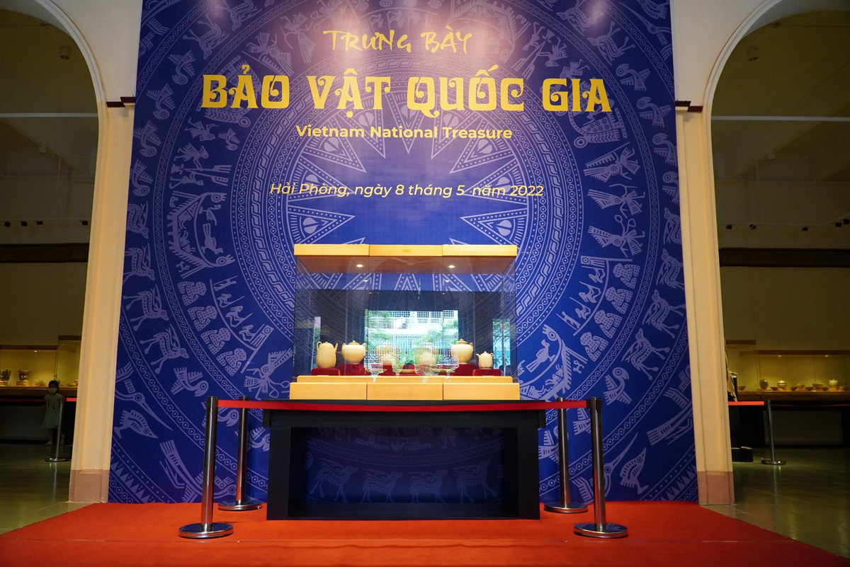 Ban tổ chức đang trưng bày các bảo vật gốm men trắng An Biên tại Bảo tàng Hải Phòng (số 66 Điện Biên Phủ, phường Minh Khai, quận Hồng Bàng).