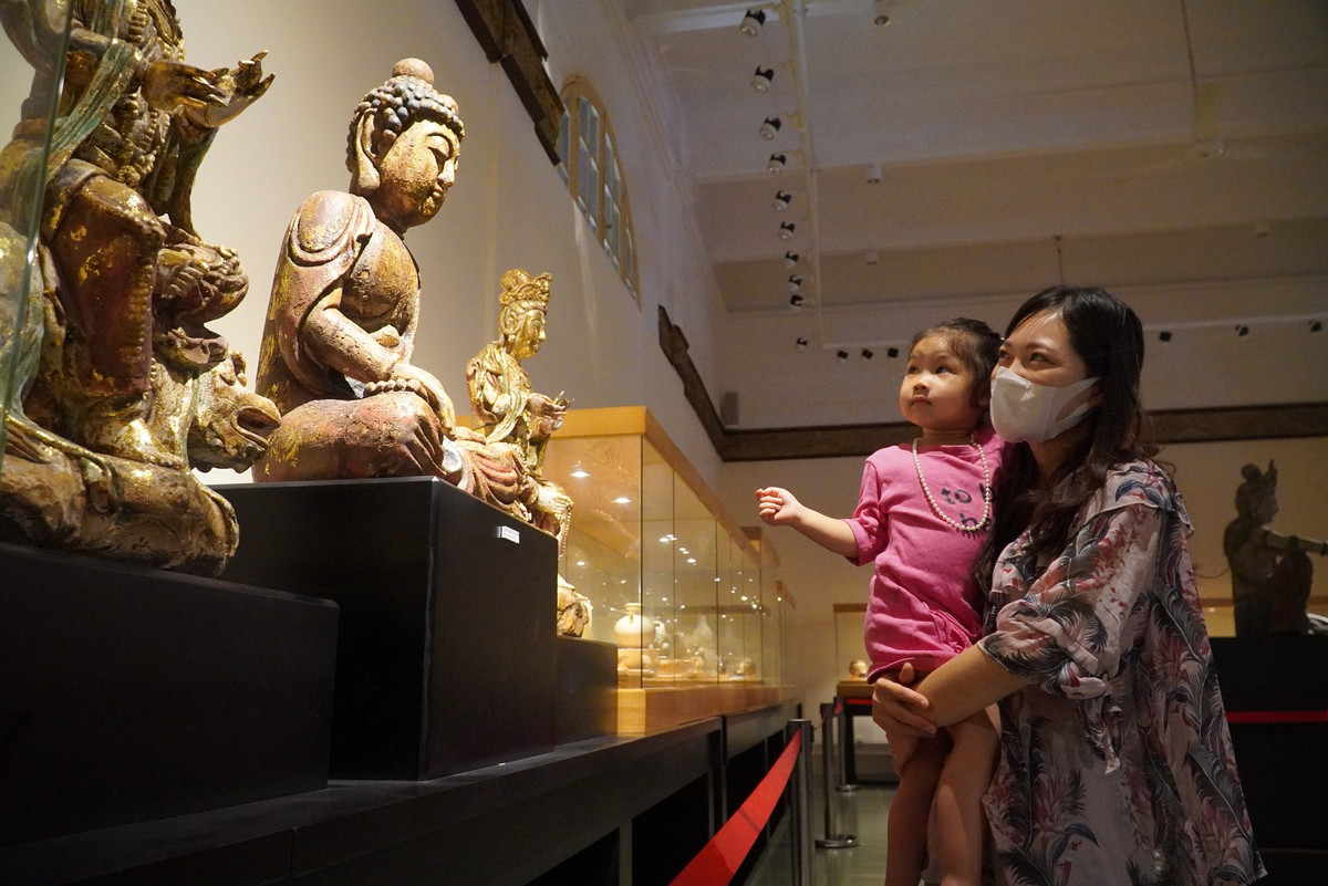 Chị Trâm (33 tuổi) đưa con gái đến chiêm ngắm cổ vật tại Bảo tàng Hải Phòng. "Lâu lắm rồi tôi mới có dịp đến bảo tàng, nơi lưu giữ những cổ vật từ thời xa xưa. Tôi cho con gái đến đây để cháu biết được nguồn cội của mình và lịch sử ông cha có những đồ vật gì", chị chia sẻ.