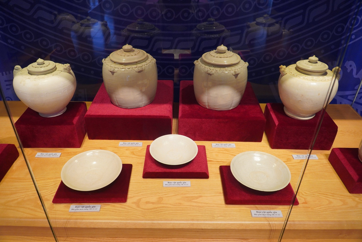 9 bảo vật còn lại là sưu tập gốm men trắng An Biên, có niên đại thế kỷ XI-XII.