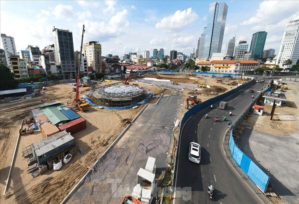 Đến nay, toàn bộ dự án Metro số 1 đã đạt được 90,31% tổng khối lượng, trong đó, gói thầu CP1a đã cơ bản hoàn thành hầu hết các hạng mục kết cấu chính và đạt được hơn 95% tổng khối lượng của gói thầu. Trong ảnh: Nhìn từ xa, khu vực cửa lấy ánh sáng tự nhiên của nhà ga trung tâm có dạng mái vòm hình tròn chiều cao 6m, đường kính ngoài 21,6m cũng đang dần lộ diện kết cấu.