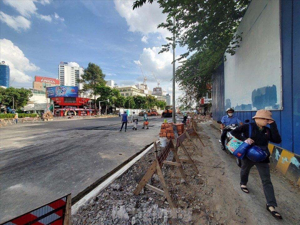 Người dân khu vực đường Lê Lợi bày tỏ sự vui mừng khi sắp tới sẽ đỡ kẹt xe hơn vào các giờ cao điểm, công việc làm ăn buôn bán, sinh hoạt được thuận lợi hơn.