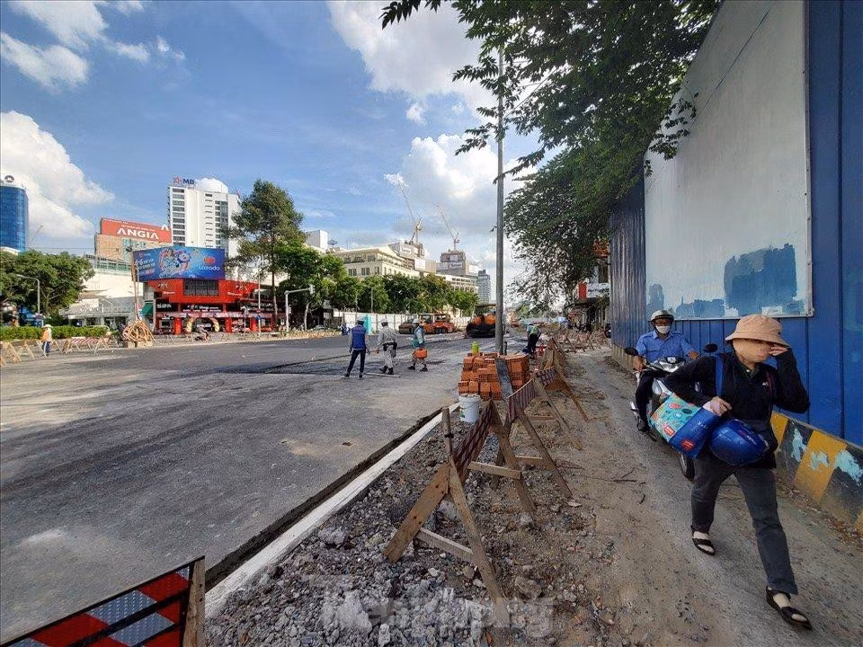 Người dân khu vực đường Lê Lợi bày tỏ sự vui mừng khi sắp tới sẽ đỡ kẹt xe hơn vào các giờ cao điểm, công việc làm ăn buôn bán, sinh hoạt được thuận lợi hơn.