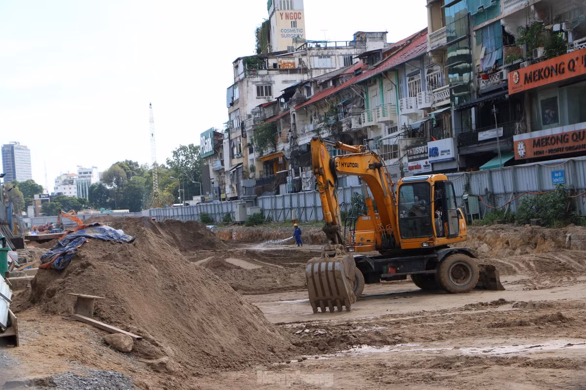 Sau khi mặt đường được trải nhựa, các đơn vị thi công tiếp tục thực hiện các công tác như dựng cột đèn, phục hồi trạm chờ xe buýt...