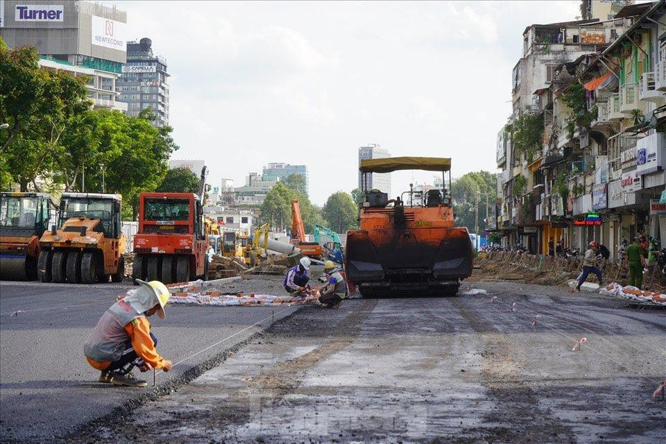 Những ngày qua, công trường thi công hoàn trả mặt bằng từ góc đường Lê Lợi giao với đường Pasteur đến đoạn Nam Kỳ Khởi Nghĩa, quận 1 có hàng chục công nhân cùng máy móc hoạt động tất bật.