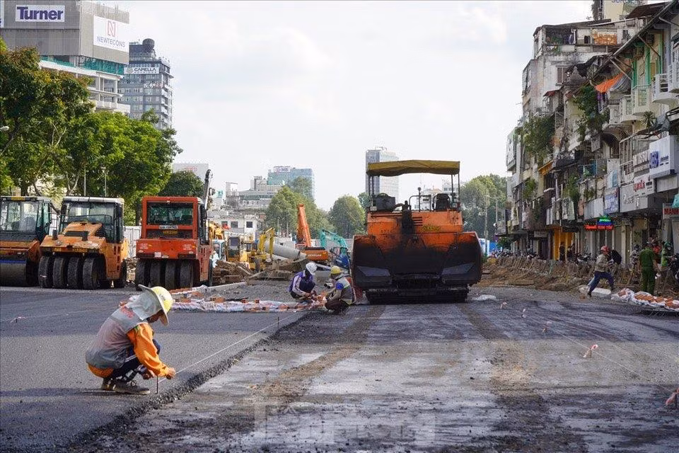 Những ngày qua, công trường thi công hoàn trả mặt bằng từ góc đường Lê Lợi giao với đường Pasteur đến đoạn Nam Kỳ Khởi Nghĩa, quận 1 có hàng chục công nhân cùng máy móc hoạt động tất bật.
