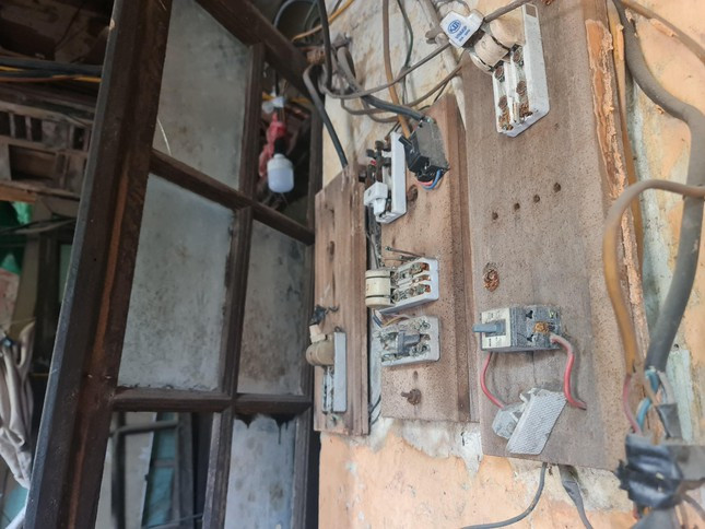 Dây điện đi trần toàn bộ, nguy cơ cháy nổ rất cao.