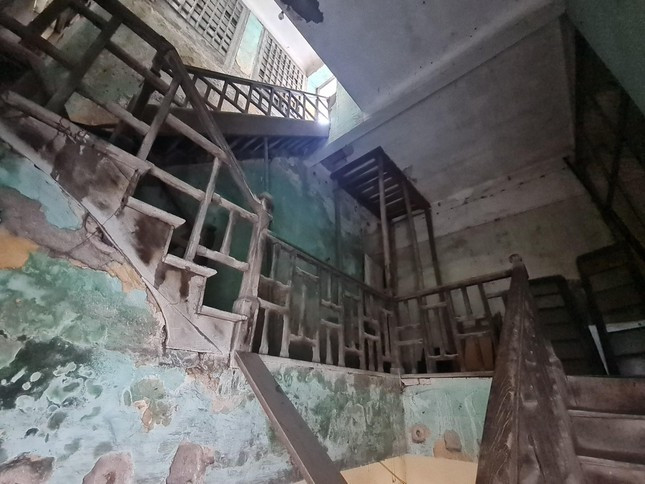 Cầu thang gỗ ọp ẹp là con đường duy nhất lên đến nhà, cầu thang đã xuống cấp nghiêm trọng, đang được gia cố, chằng chống tạm bợ bằng các giá gỗ, nan giường.