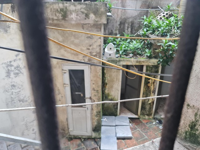 Khu vệ sinh chung của biệt thự nằm dưới tầng 1 của tòa nhà