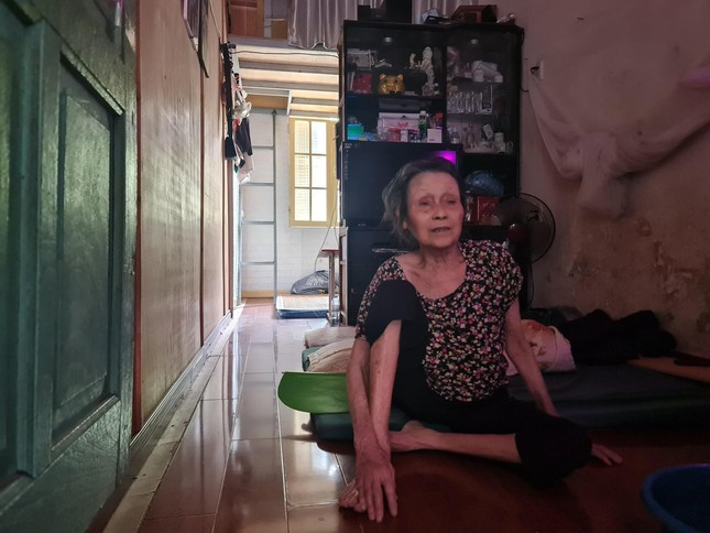 Bà Trương Thị Hương (80 tuổi) cho biết, bà theo chồng sống tại đây từ những năm 1980, hộ gia đình bà có 4 người sống trong căn phòng diện tích 15m2. Do sức khỏe yếu nên cả năm bà không xuống mặt đất bởi cầu thang gỗ quá nguy hiểm.