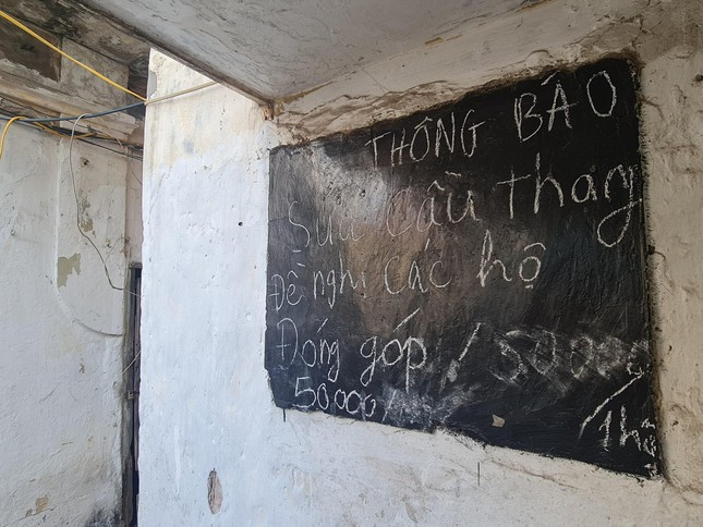 Biệt thự này nằm trong diện cảnh báo xuống cấp đặc biệt nguy hiểm. Mỗi mùa mưa bão, chính quyền địa phương đều gửi cảnh báo tới người dân về nguy hiểm nhưng họ vẫn phải sống ở đây vì không còn cách nào khác.