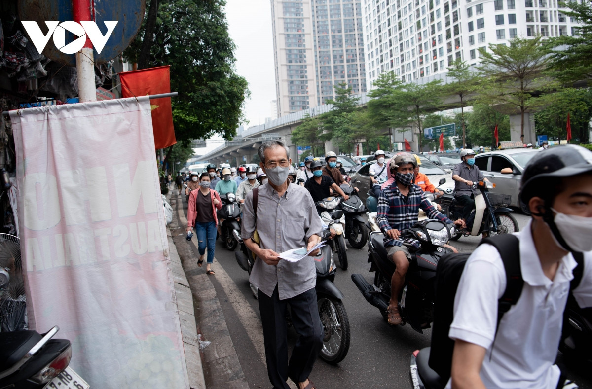 ... gián tiếp đẩy người đi bộ phải đi xuống lòng đường.