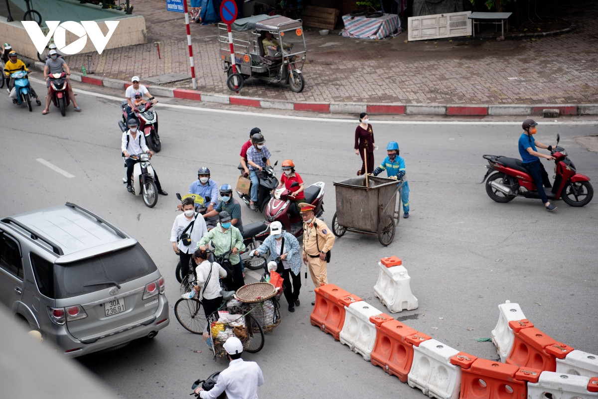 Để thoát nhanh qua điểm ùn tắc, rất nhiều người chọn cách leo vỉa hè, đi ngược chiều trước mặt CSGT...