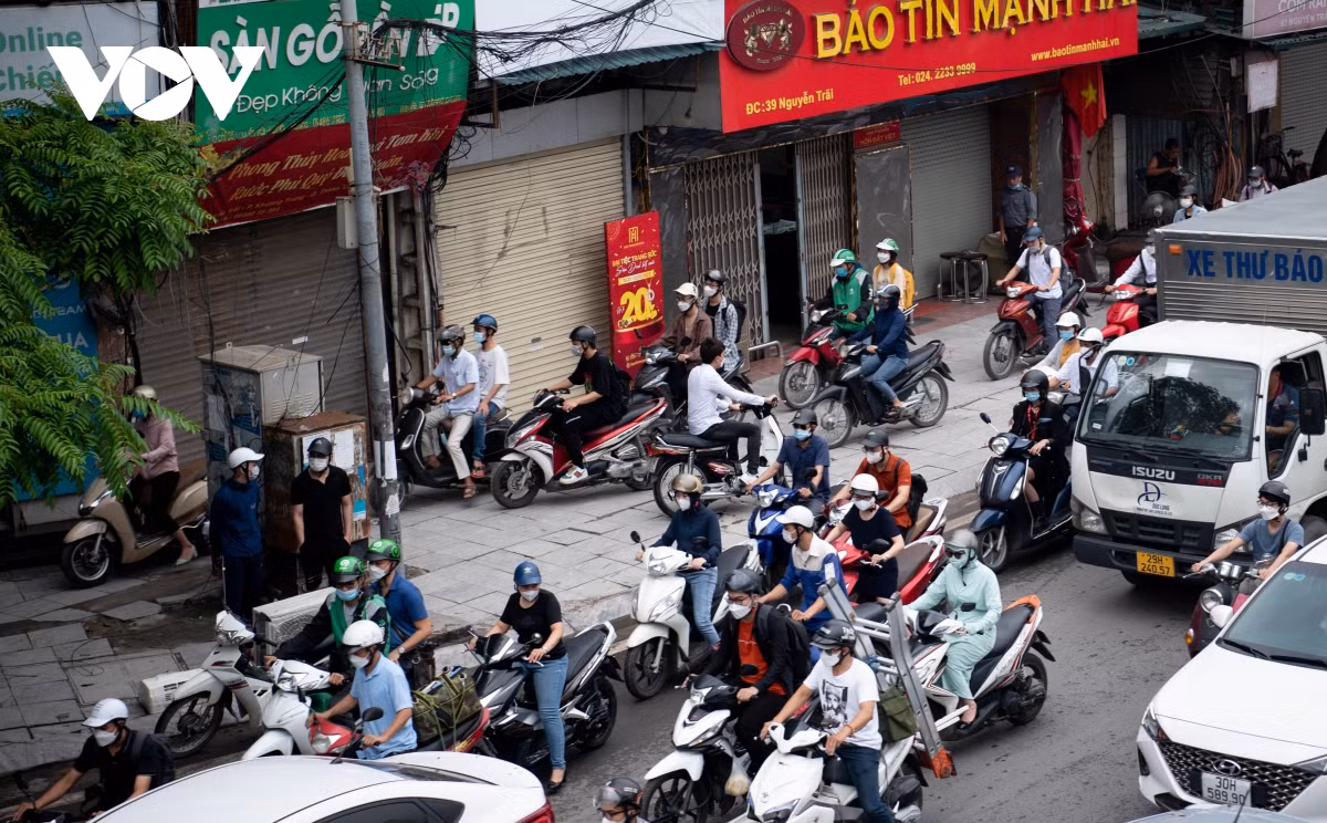 Để di chuyển cho kịp giờ làm sáng, dòng người và phương tiện đã chọn cách leo vỉa hè...