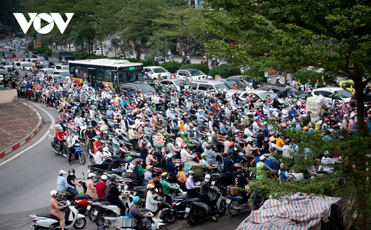 Các phương tiện chiếm hết khu vực lối rẽ phải ra đường Nguyễn Trãi.