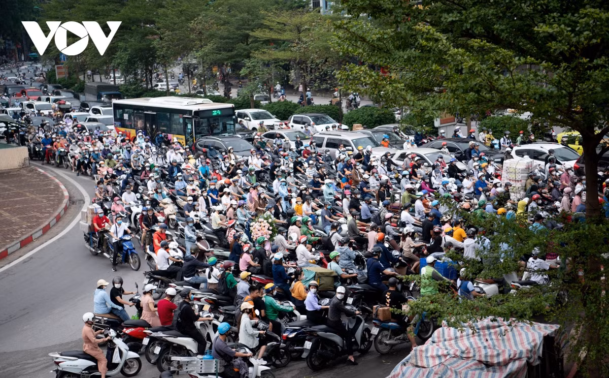 Các phương tiện chiếm hết khu vực lối rẽ phải ra đường Nguyễn Trãi.