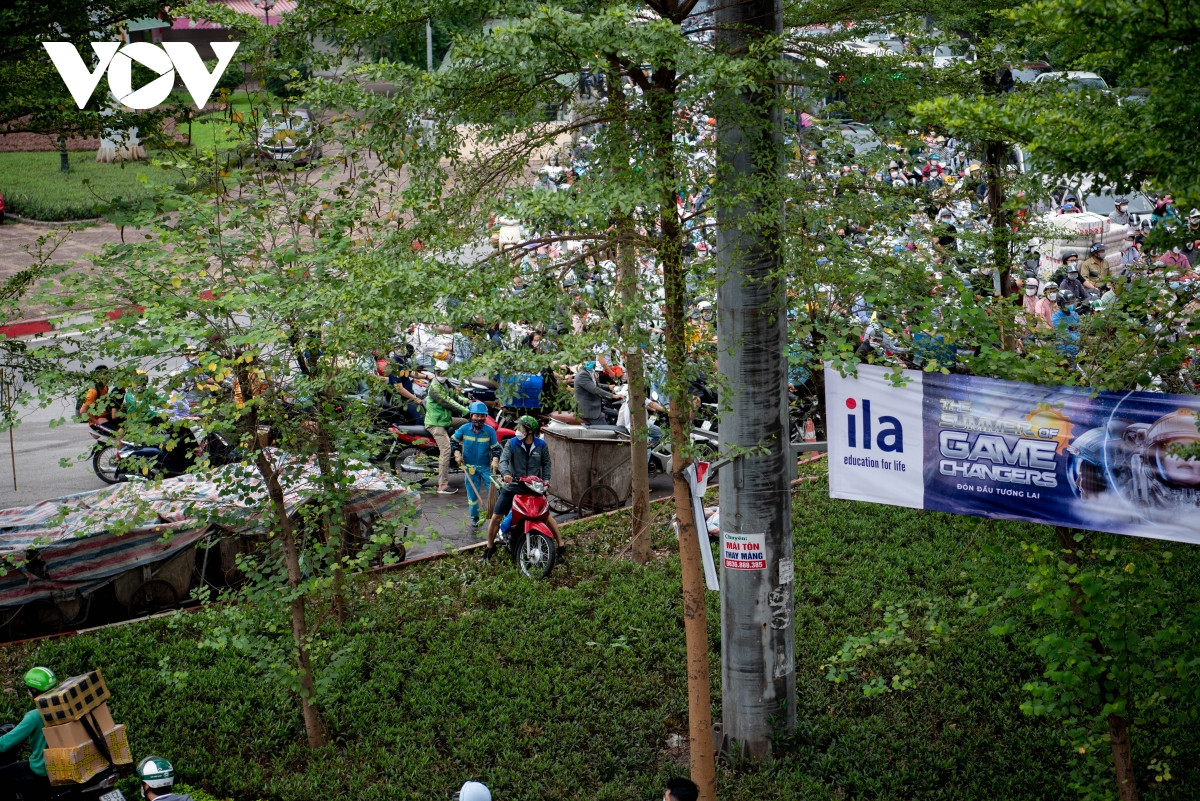 Thậm chí, có người vô ý thức còn leo lên cả khu vực cây xanh, bãi cỏ để đi tắt, tránh điểm ùn tắc...