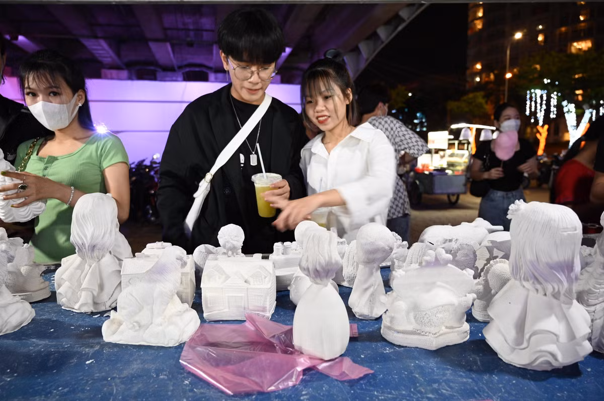 Thậm chí vào dịp cuối tuần chưa đến 10 giờ tối đã hết tượng để bán - Ảnh: Huỳnh Như