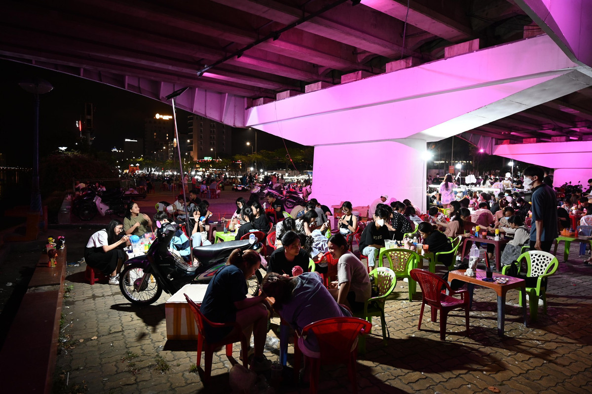 Với địa điểm độc đáo bên cầu và dưới gầm cầu quay Sông Hàn - Ảnh Huỳnh Như