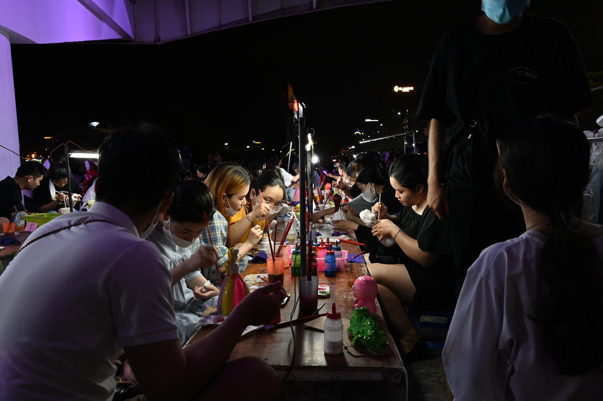 Với chi phí chỉ từ 20.000-50.000 đồng, các bạn có thể tự do tô điểm những bức tượng của mình.