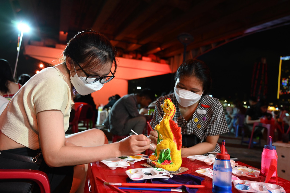 Bạn Lê Thảo Linh - sinh viên trường ĐH Ngoại ngữ Đà Nẵng, chia sẻ: “Sau những giờ học ở trường, cuối tuần em hay rủ bạn ra đây để tô tượng, cũng giống như một cách để giảm stress và tăng khả năng tập trung rất hiệu quả”.
