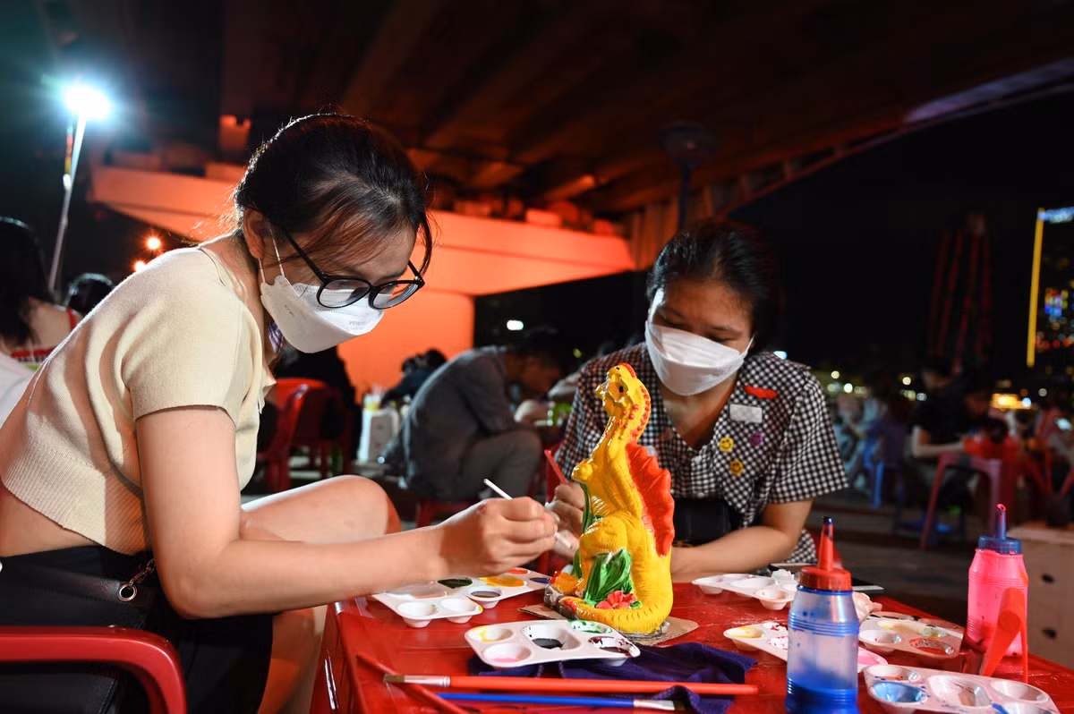 Bạn Lê Thảo Linh - sinh viên trường ĐH Ngoại ngữ Đà Nẵng, chia sẻ: “Sau những giờ học ở trường, cuối tuần em hay rủ bạn ra đây để tô tượng, cũng giống như một cách để giảm stress và tăng khả năng tập trung rất hiệu quả”.