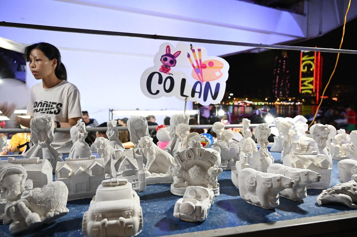 Chị Huỳnh Thị Lan, chủ kinh doanh trò chơi này cho biết: “Gia đình kinh doanh ở đây 20 năm rồi, khách lúc trước chủ yếu là các bạn thiếu nhi thôi nhưng dạo gần đây có rất nhiều bạn trẻ đến đây để tô tượng” - Ảnh: Huỳnh Như