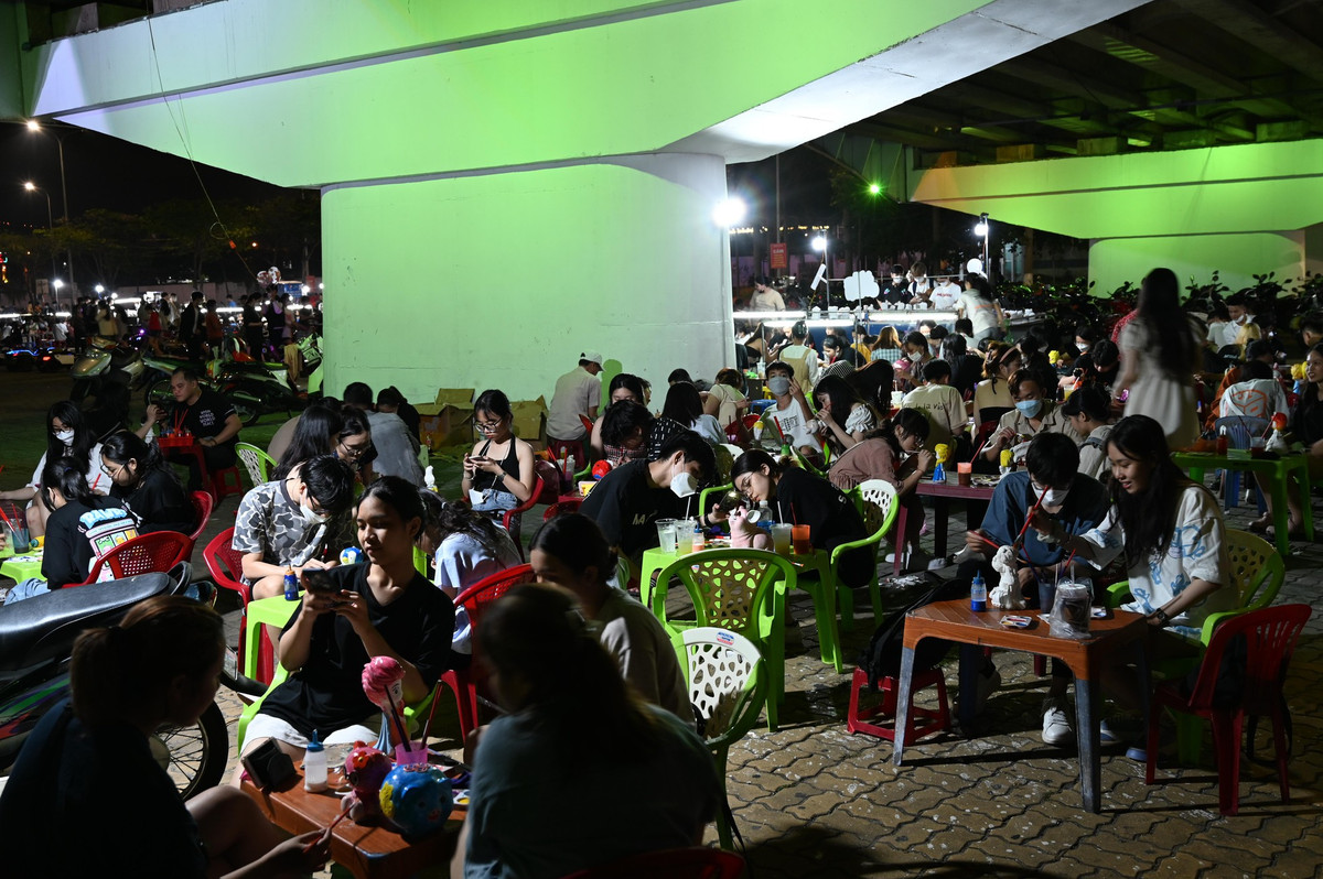 Theo chị Lan, sau khi xuất hiện nhiều clip trên mạng xã hội Facebook hay TikTok, lượng khách là các bạn trẻ đang là học sinh cấp 3 hay sinh viên đại học bỗng đến đây rất đông